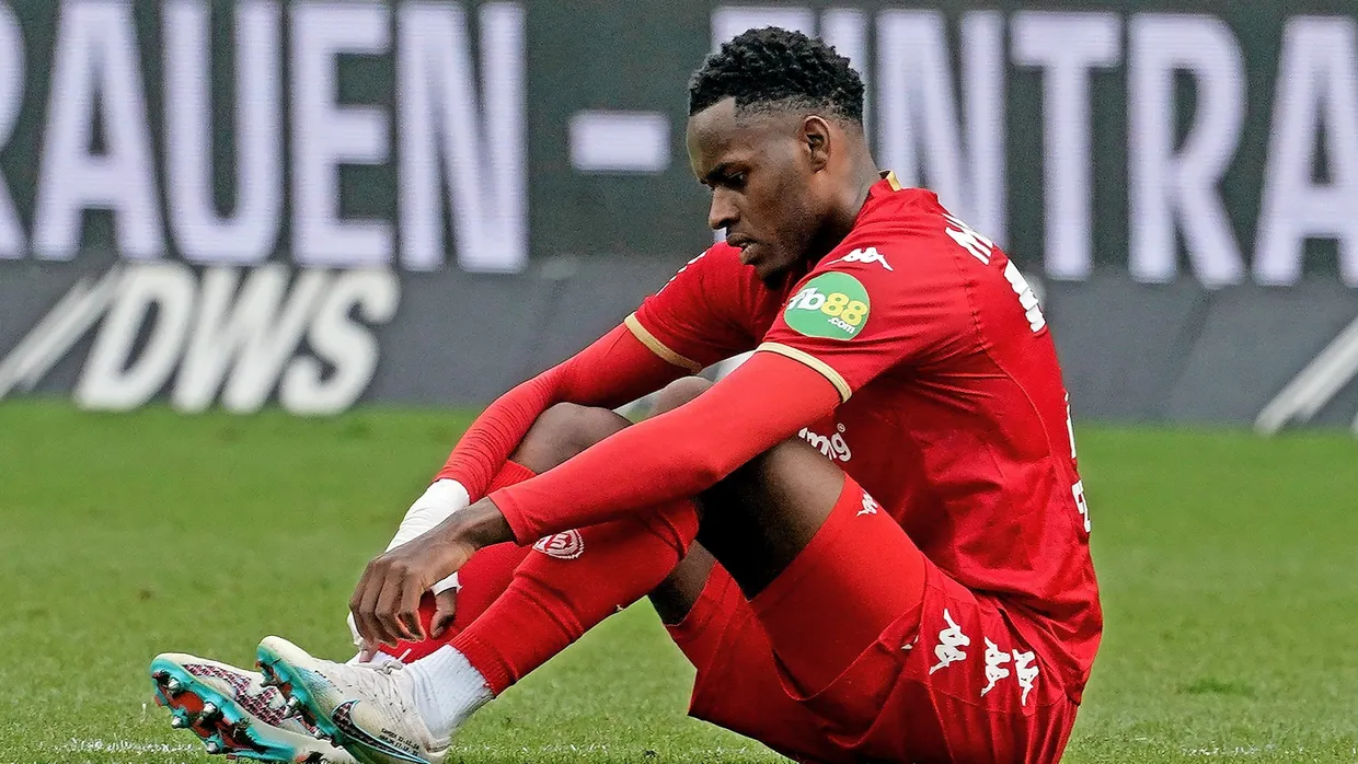 Edimilson Fernandes und das Team von Mainz 05 ist enttäuscht nach dem Abpfiff.