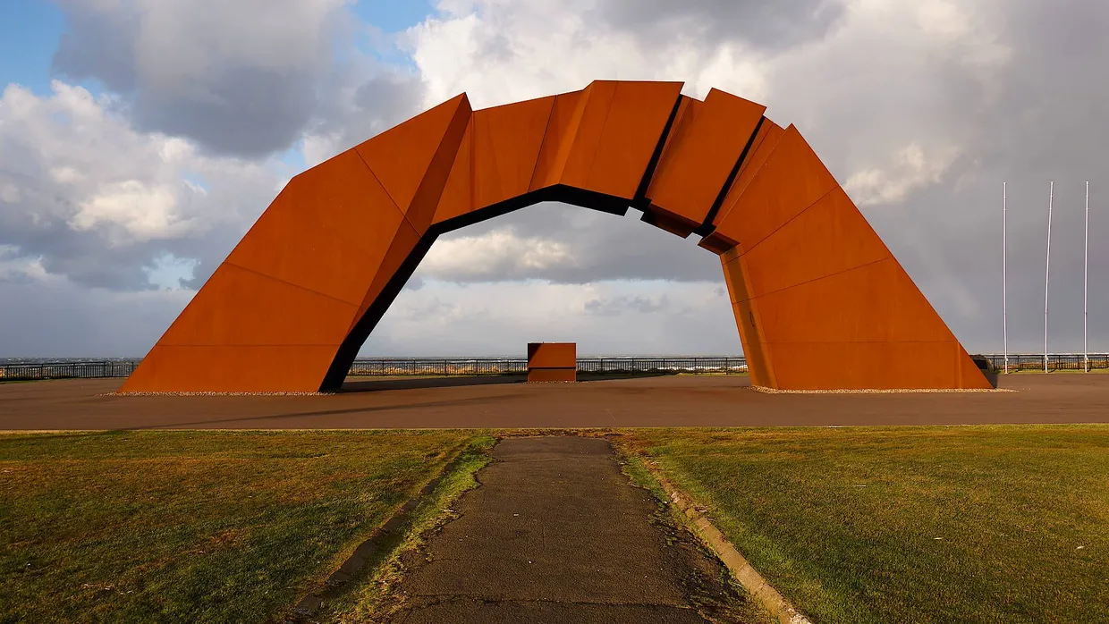 Symbolische Brücke: Denkmal für Japans verlorene Inseln.
