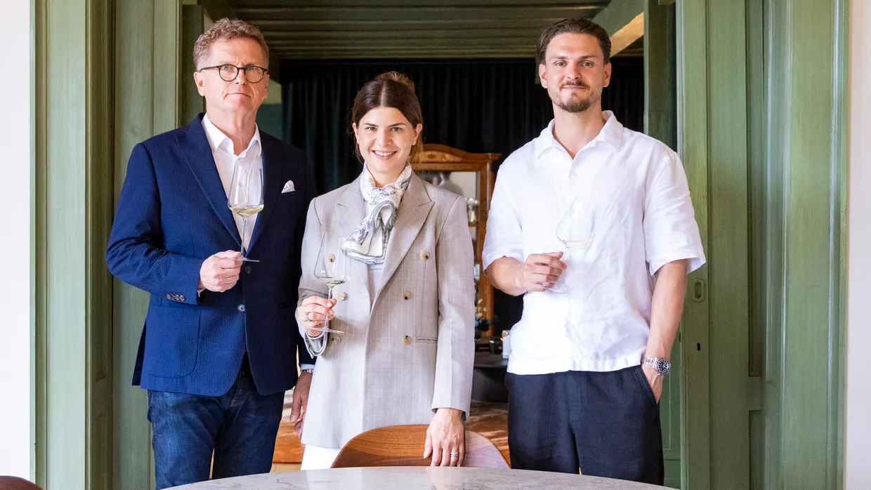 Wilhelm Weil (links) und seine Kinder Marie-Charlotte (Mitte) und Robert Weil (rechts), die das Weingut in fünfter Generation übernehmen werden
