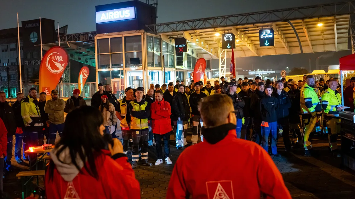 Auch am Werkstor von Airbus in Hamburg-Finkenwerder wurde gestreikt.
