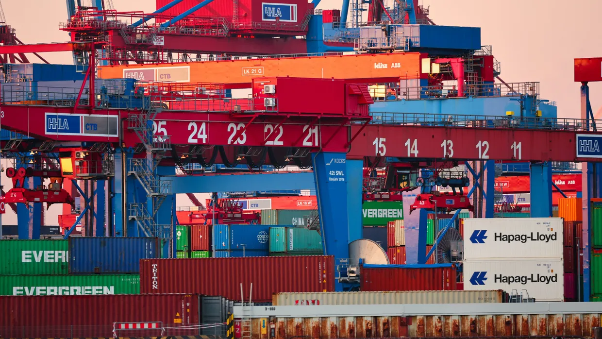 Container werden am Container Terminal Burchardkai (CTB) der Hamburger Hafen und Logistik AG (HHLA) gelagert und verladen.