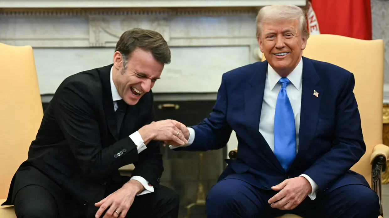 Da war ihr Verhältnis offenkundig noch in Ordnung: Trump und Macron im Februar 2025 im Weißen Haus. Ein mitgeschnittenes Telefongespräch im Mai 2025 leitete den Niedergang ein.