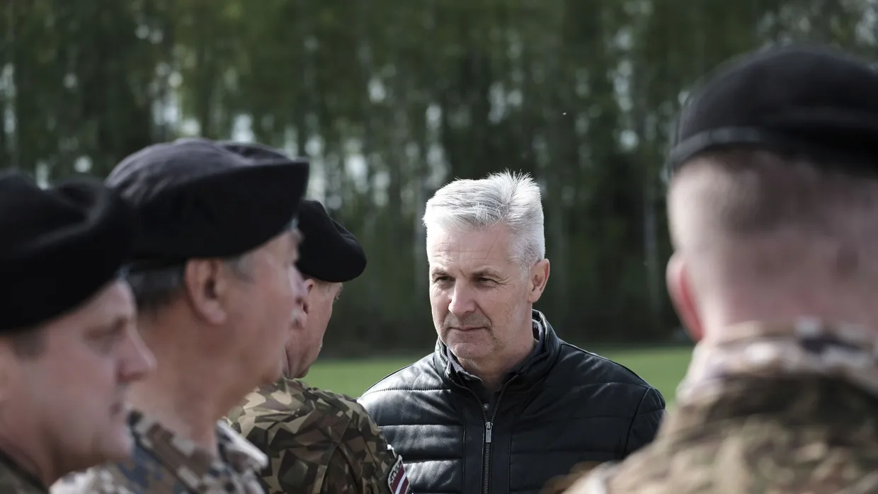 Lettlands Verteidigungsminister Artis Pabriks bei einer Militärübung im May 2022 im lettischen Strenci