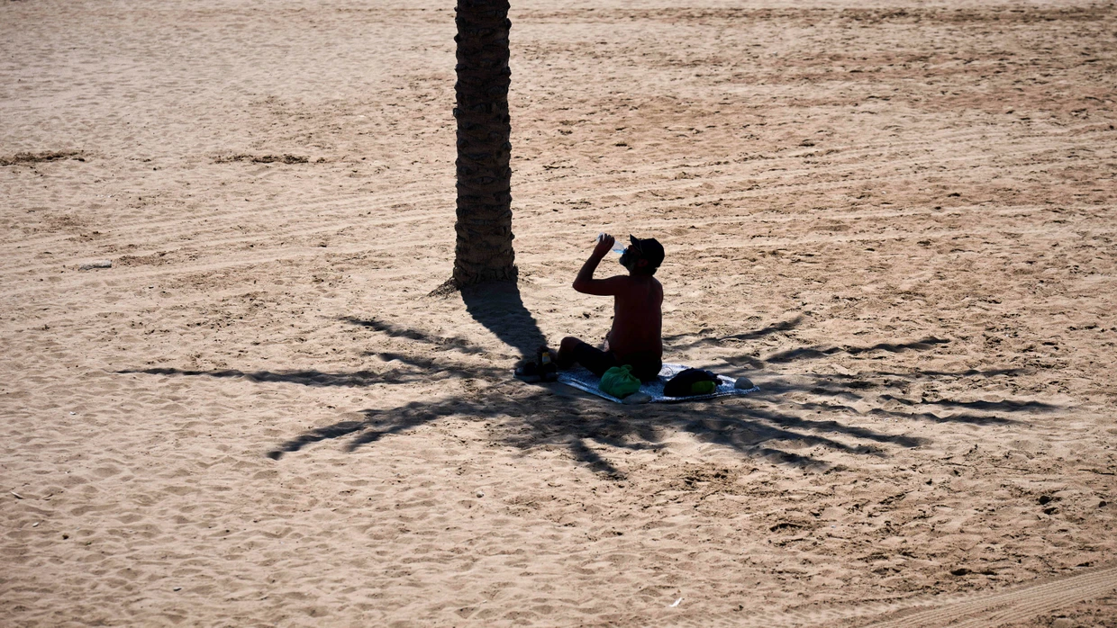 Begehrt, aber knapp: Schattenplätze am Strand bei Barcelona