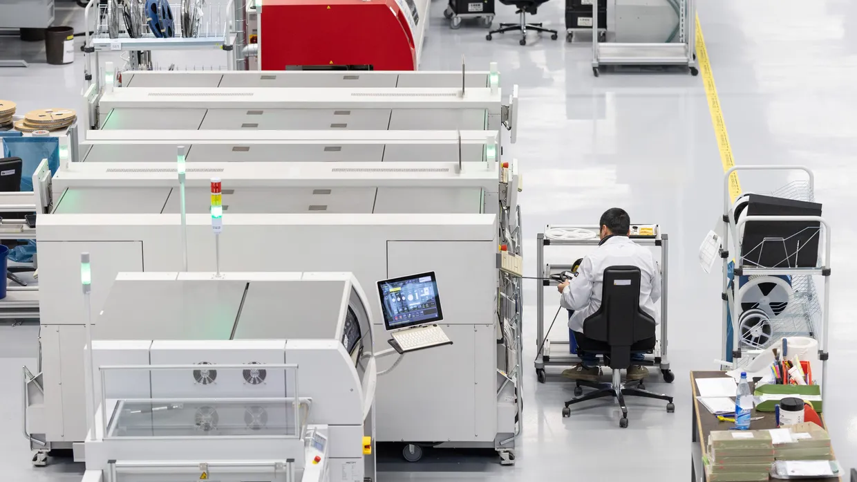 Zukunftsweisend: In der Elektronikfertigung auf dem neuen Gelände von Samson in Offenbach arbeitet ein Mann an einer Bestückungsmaschine für Leiterplatten.