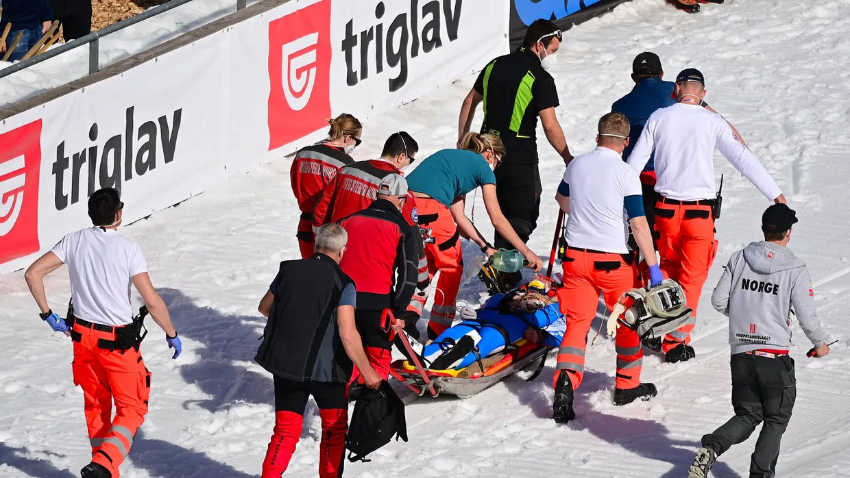 In der Luft die Kontrolle verloren: Der amtierende Olympiasieger Daniel Andre Tande stürzte schwer.