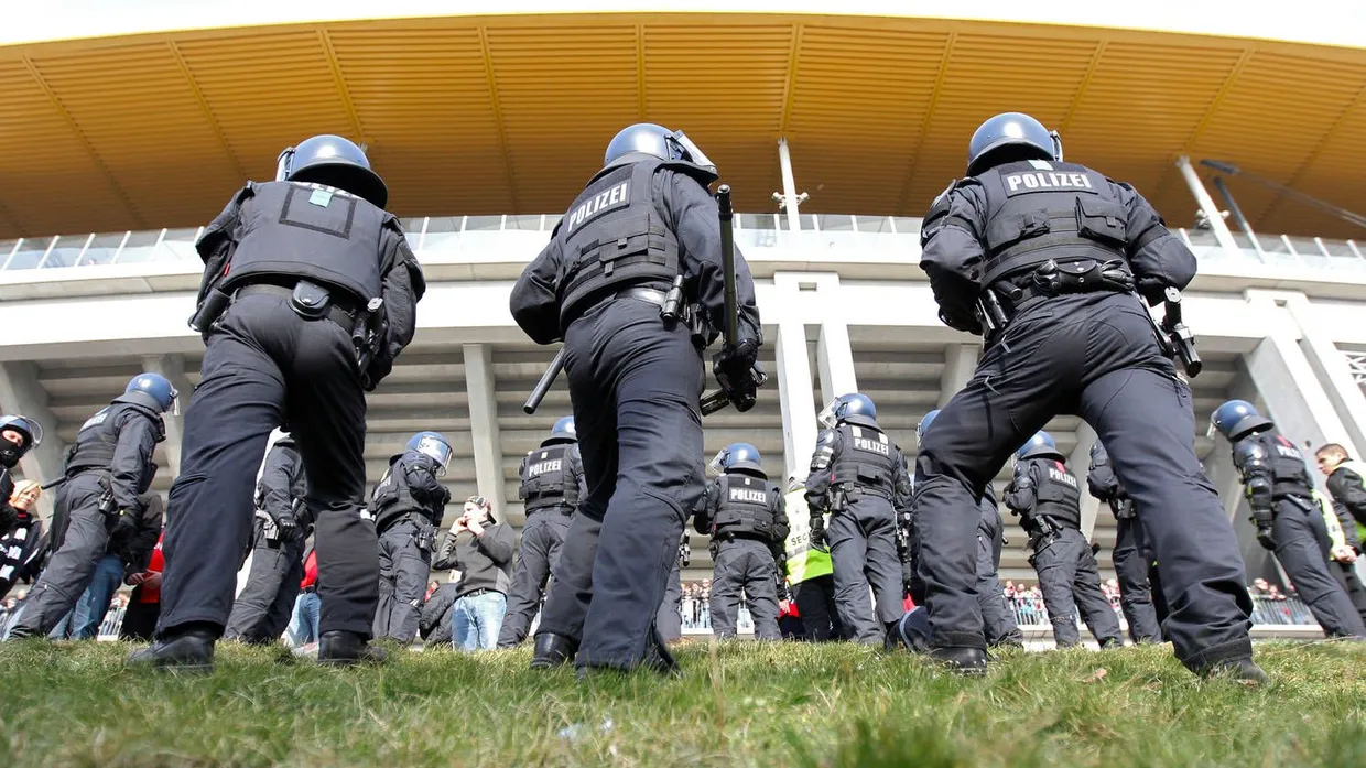 Vorbereitet: Die Polizei will am Frankfurter Stadion Präsenz zeigen.
