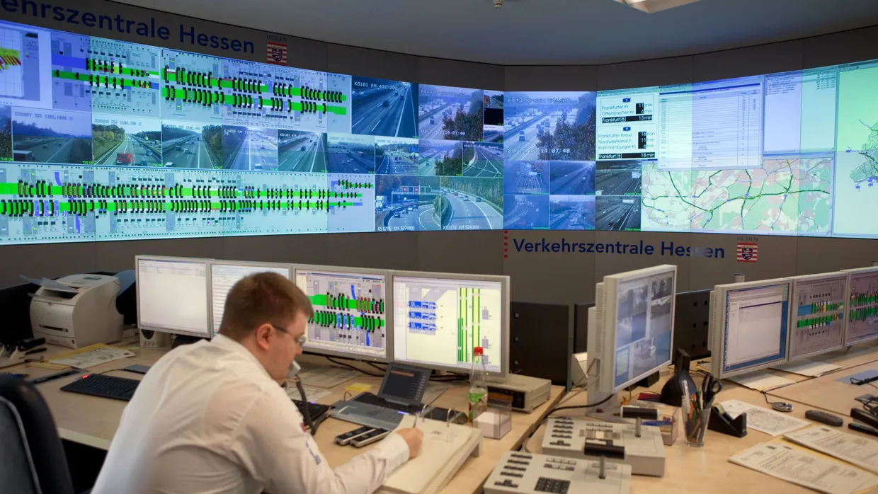 Autobahnen im Blick: Der Kontrollraum der Verkehrszentrale Hessen in Frankfurt.