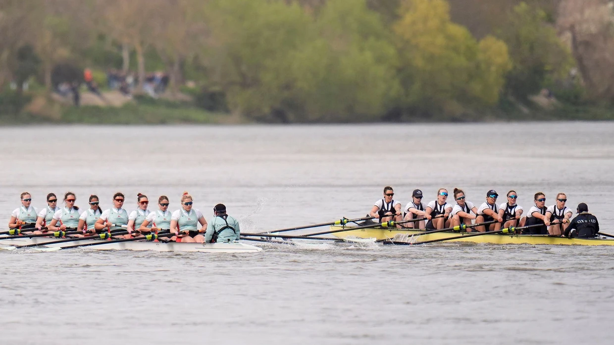Duell auf der Themse: Die Frauenteams von Cambridge (links) und Oxford.