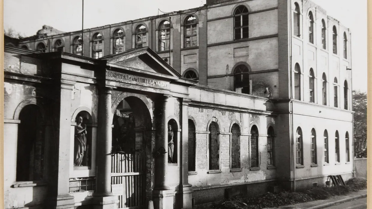 Ausgebrannt: Ruine des Hospitals an der Langen Straße nach dem Zweiten Weltkrieg.