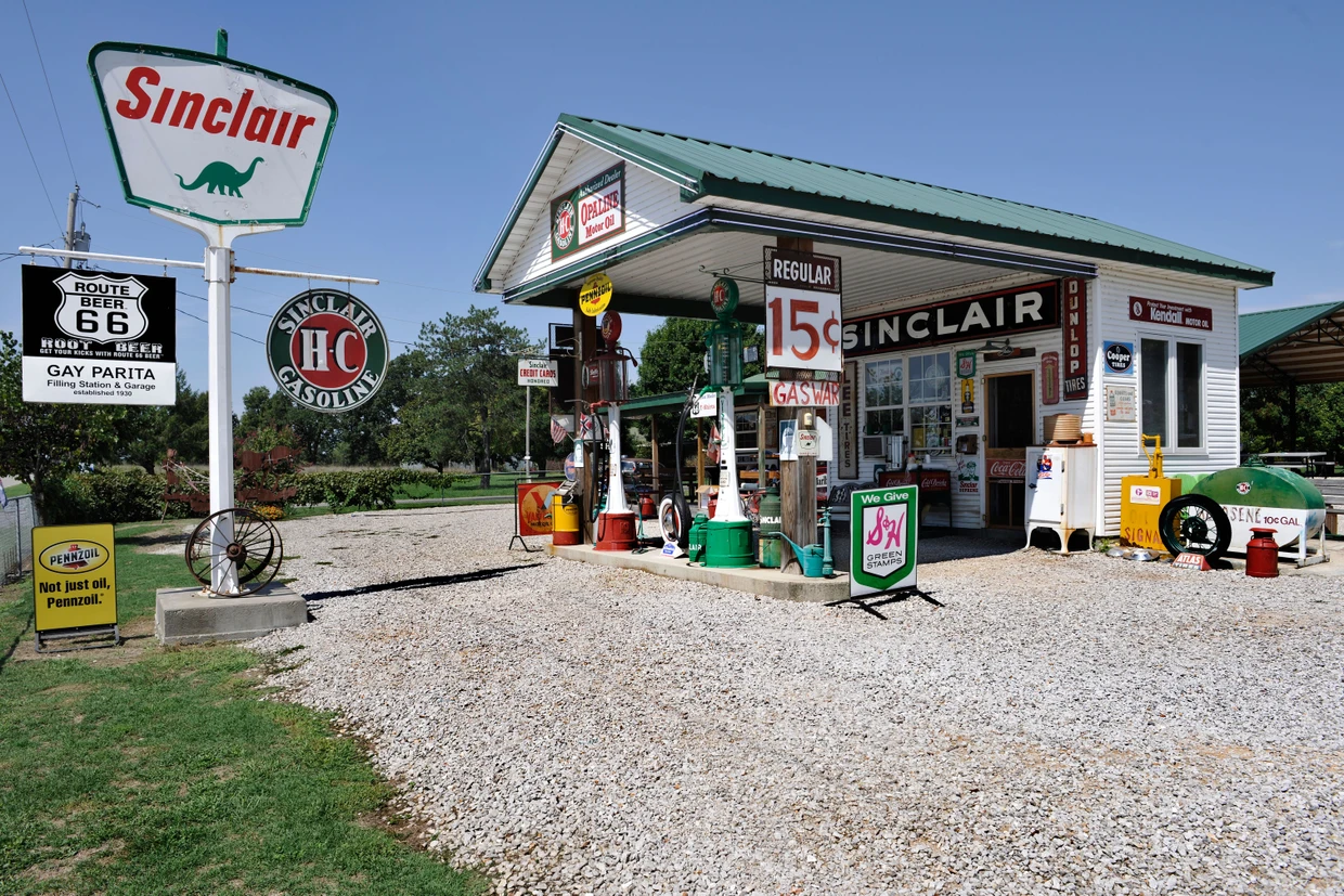 Tankstelle im Vintage-Stil: Gay Parita Sinclair Station an der Route 66 bei Paris Springs, Missouri.
