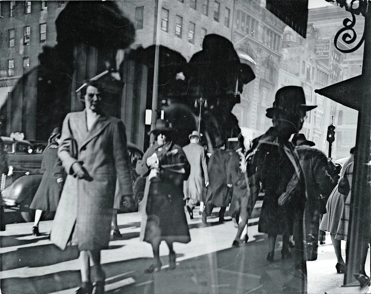 Lisette Models faszinierte schon 1939 mit ihrer New Yorker „Schaufenster-Spiegelung“.