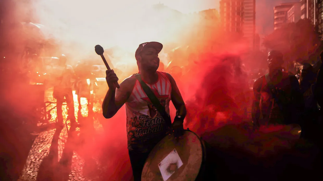 Eine Stadt im dauernden Ausnahmezustand: Im März 2016 eskalieren die Proteste gegen das Amtsenthebungsverfahren, Anhänger von Präsidentin Dilma Rousseff und ihres Amtsvorgängers Inacio Lula da Silva zünden Rauchbomben.