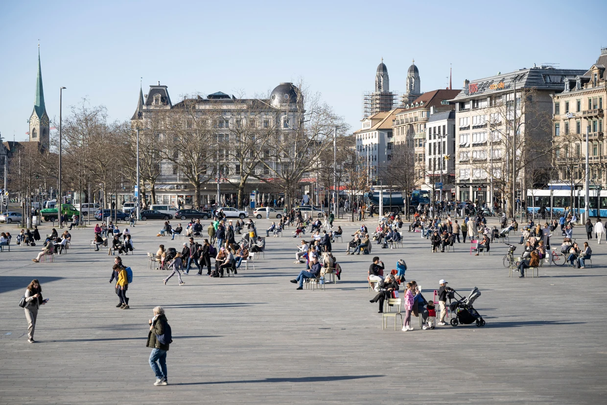 Die Hälfte der Steuerzahler würde entlastet. Menschen auf dem Züricher Sechseläutenplatz .