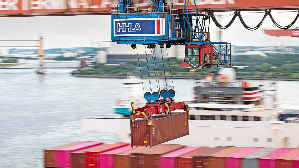 Schwebende Güter: Containertransport im Hafen in Hamburg