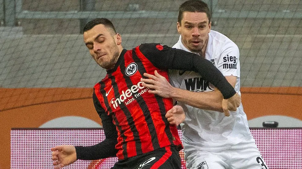 Filip Kostic (links, im Duell mit Raphael Framberger) hätte das Spiel alleine für die Eintracht entscheiden können.