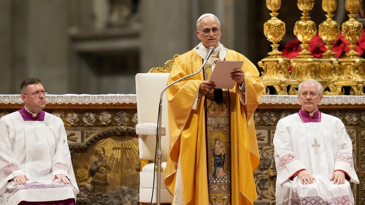 Papst Leo XIV. verliest seine Botschaft während der Heiligabendmesse im Petersdom im Vatikan.
