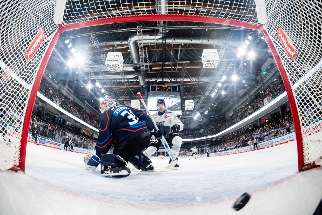 Ein „Glückstor“: Die Haie treffen selbst dann, wenn Schüsse eigentlich vorbeigehen – wie hier beim 3:1 in Nürnberg, als der Puck vom Schlittschuh eines Gegners ins Tor prallte.