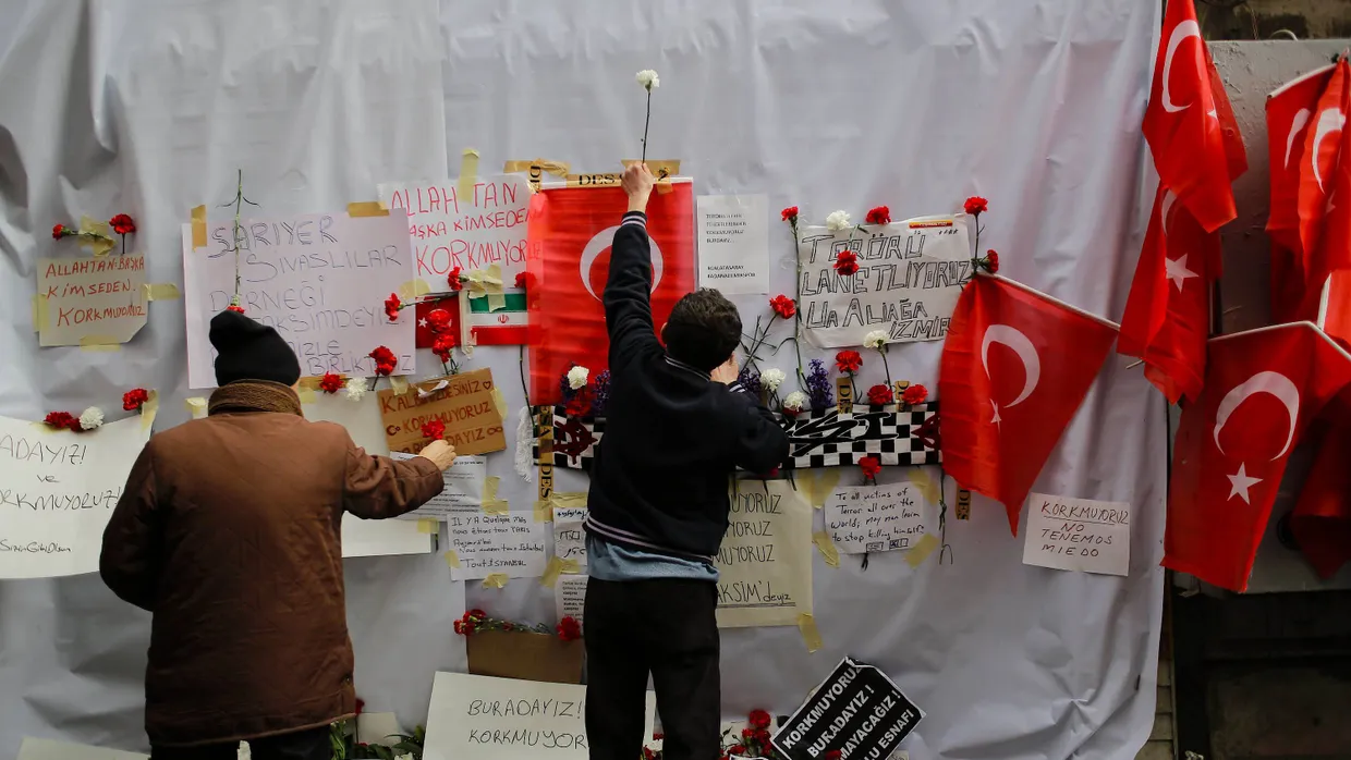 Nach dem Anschlag in Istanbul vom 19. März legen Menschen in der Istiklalstraße Rosen nieder.