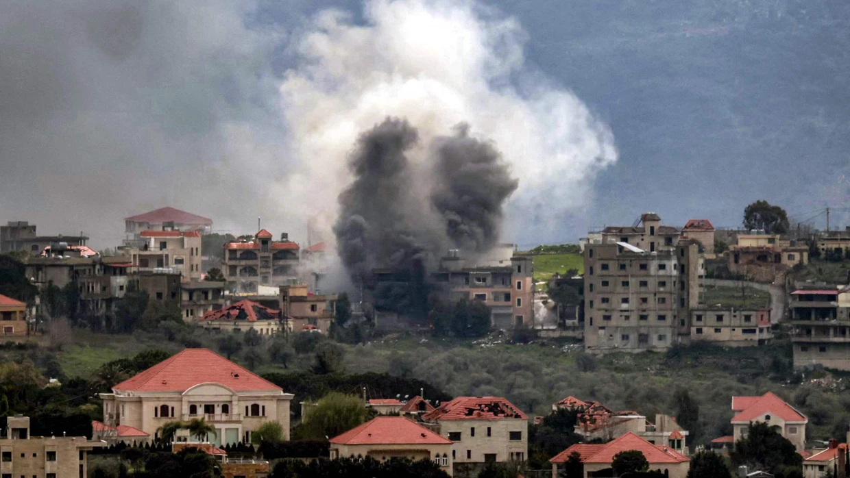 Rauch über dem Dorf Khiam&nbsp;im südlichen Libanon nach einem israelischen Angriff am Montag.