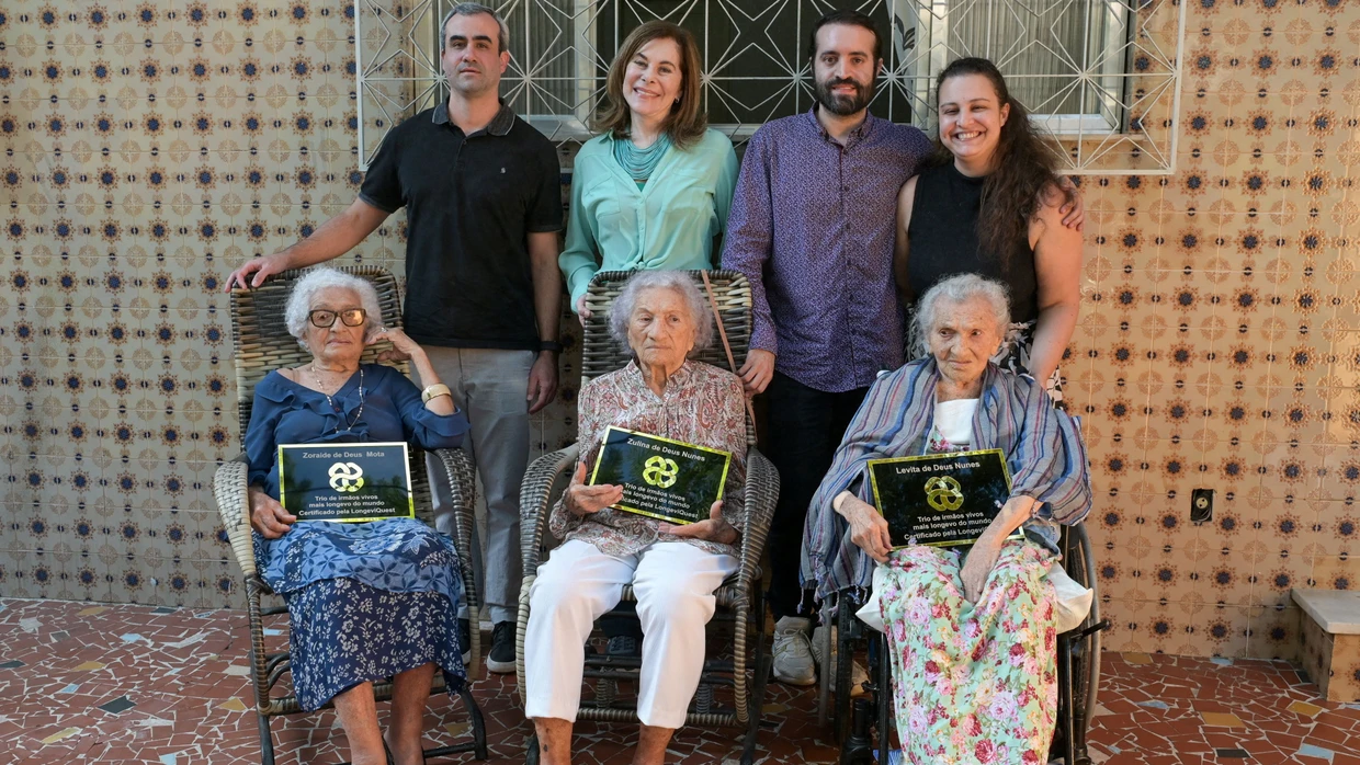 Die drei ältesten Schwestern der Welt leben in Rio de Janeiro: Zoraide, 104, Zulina, 103, und Levita de Deus Nunes, 109 (v.l.), hier im Gruppenfoto vom 28. Juni diesen Jahres mit brasilianischen Genetikern.