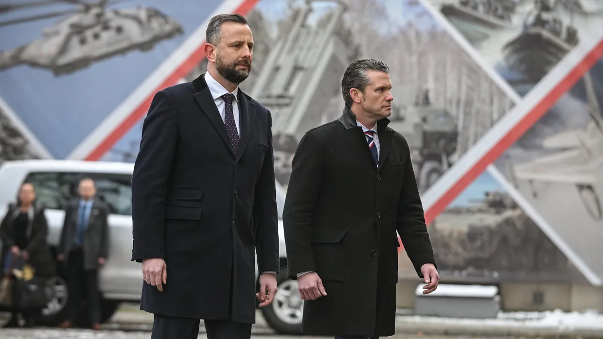Der polnische Verteidigungsminister Wladyslaw Kosiniak-Kamysz (links) und der US-Verteidigungsminister Pete Hegseth Mitte Februar in Warschau