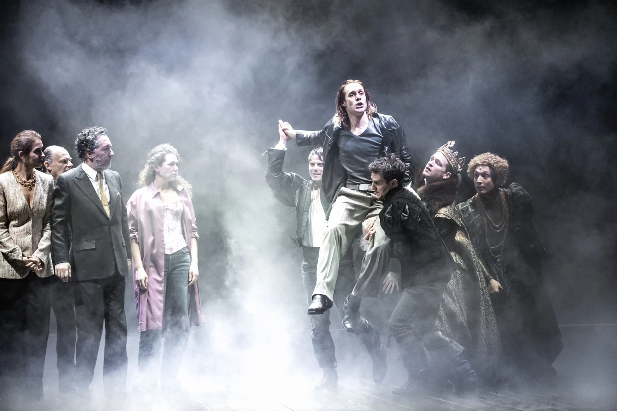 On the shoulders of his loyal followers: Christophe Montenez as Hamlet