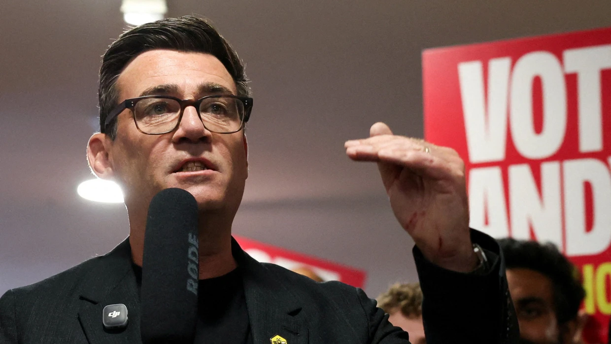 Labour-Kandidat Andy Burnham hält am 13. Juni 2026 in Wigan, Großbritannien, im Vorfeld der Nachwahl in Makerfield eine Rede.