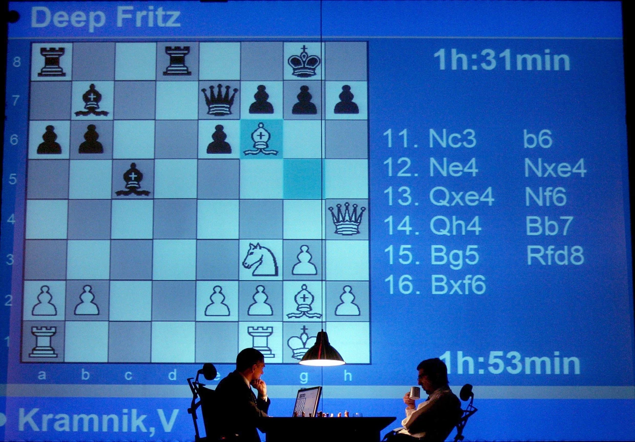 Der russische Großmeister Kramnik spielte schon 2006 gegen Schach-Computer "Deep Fritz", dessen Züge von Chessbase-Mitentwickler Mathias Feist ausgeführt wurden.