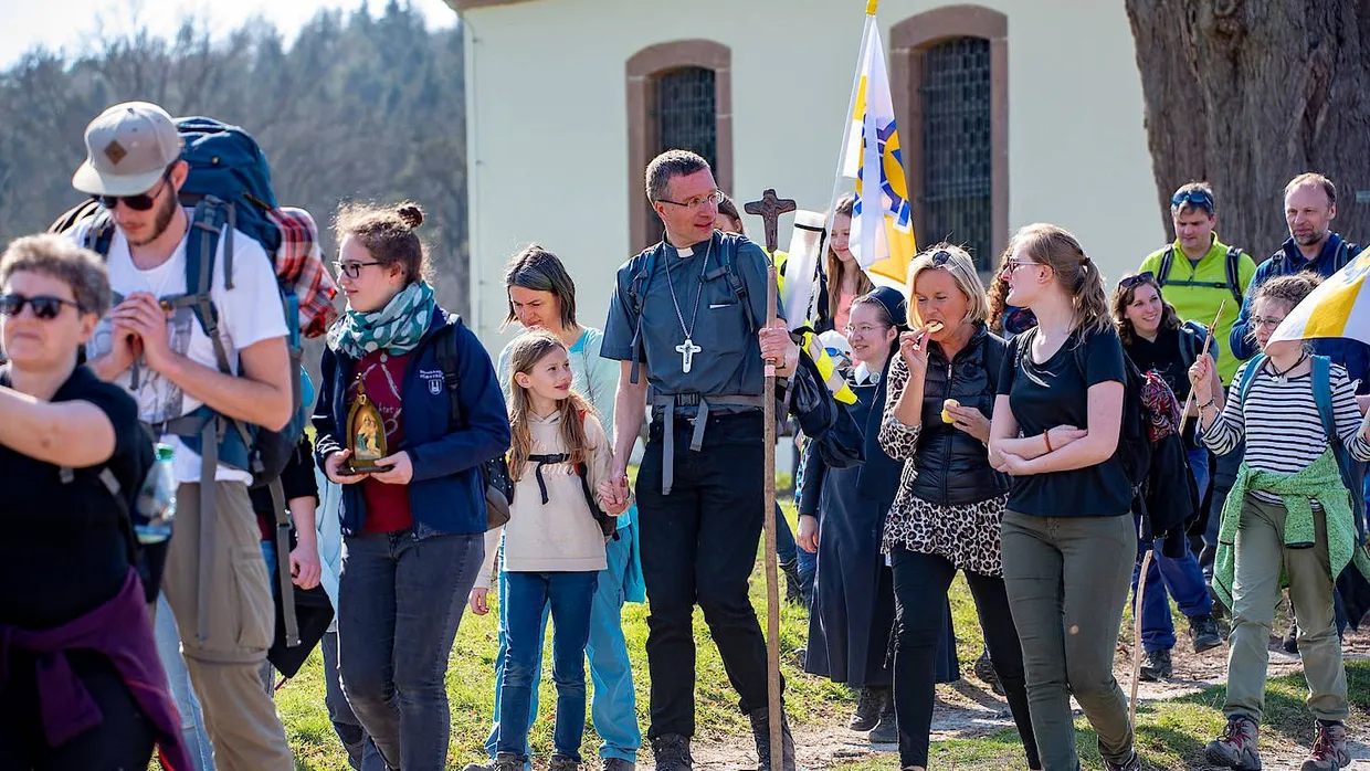 Wandersmann: Der künftige Fuldaer Bischof Gerber im blauen Hemd inmitten von anderen Pilgern