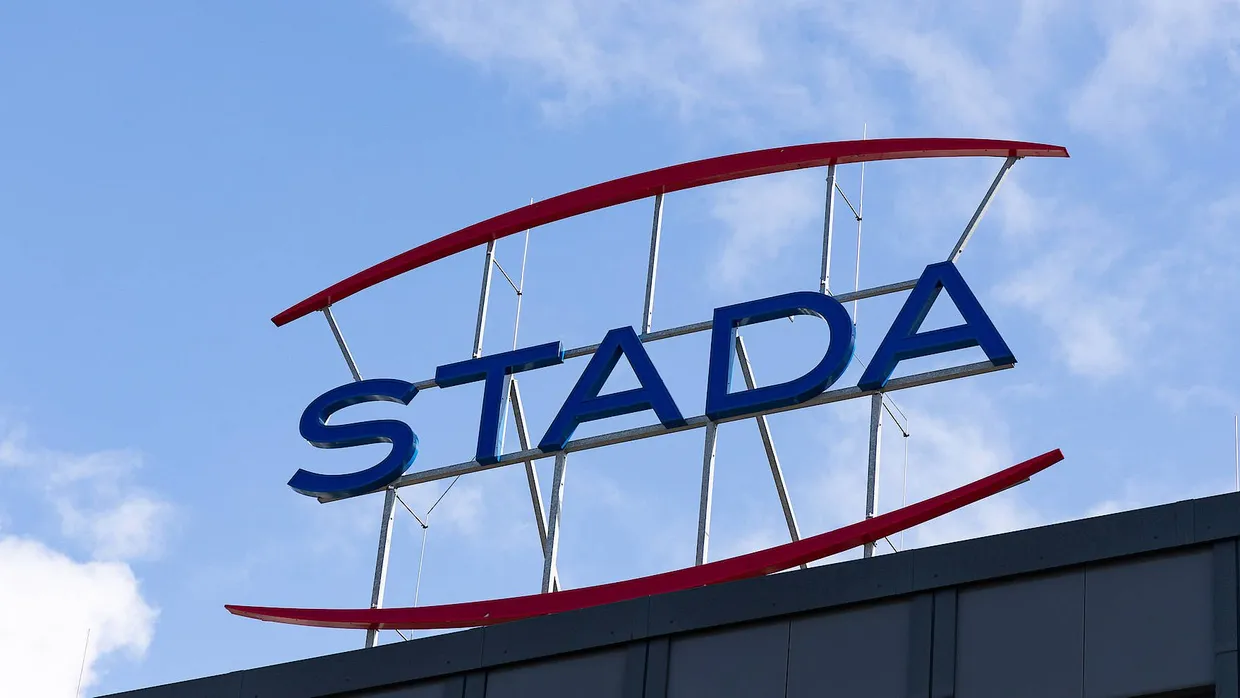 Das Konzernlogo auf der Stada-Zentrale in Bad Vilbel