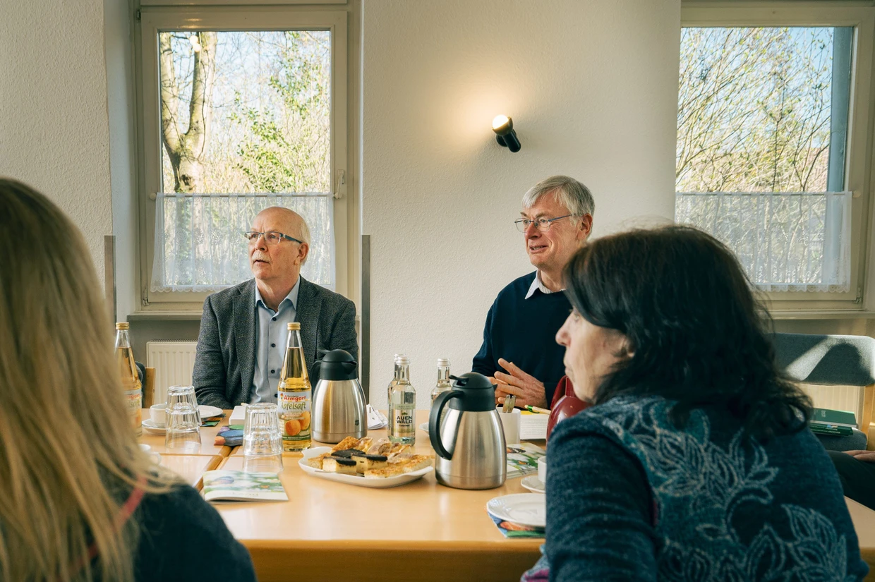 Die Reformgegner tauschen sich im Gemeindehaus von Groß Dahlum aus.