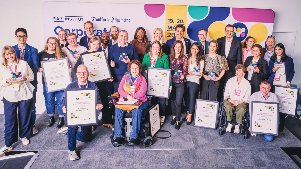 Die Jurymitglieder und Gewinnerinnen und Gewinner des ersten DEI Corporate Excellence Awards.
