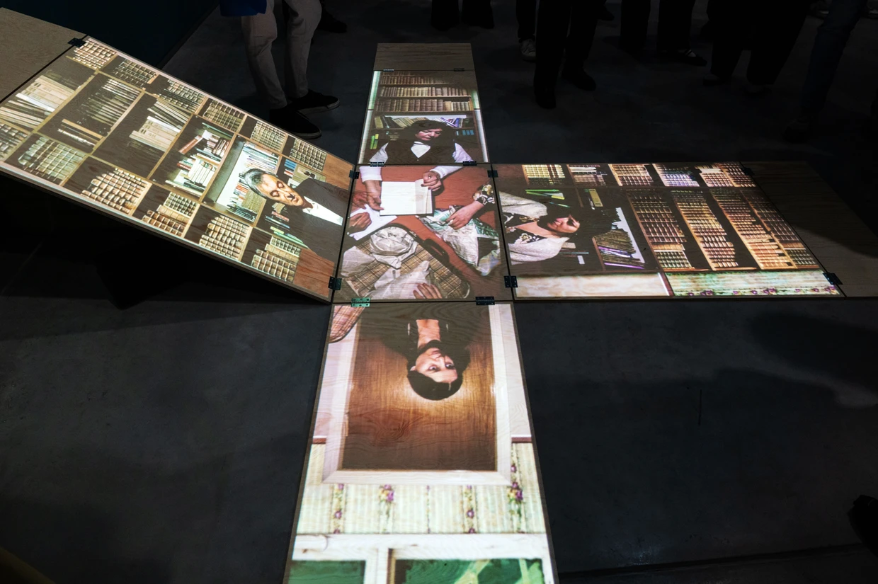 Das Kunstwerk „The Library Room" von Ira Eduardovna im Raum Roots der Ausstellung „Mishpocha“.