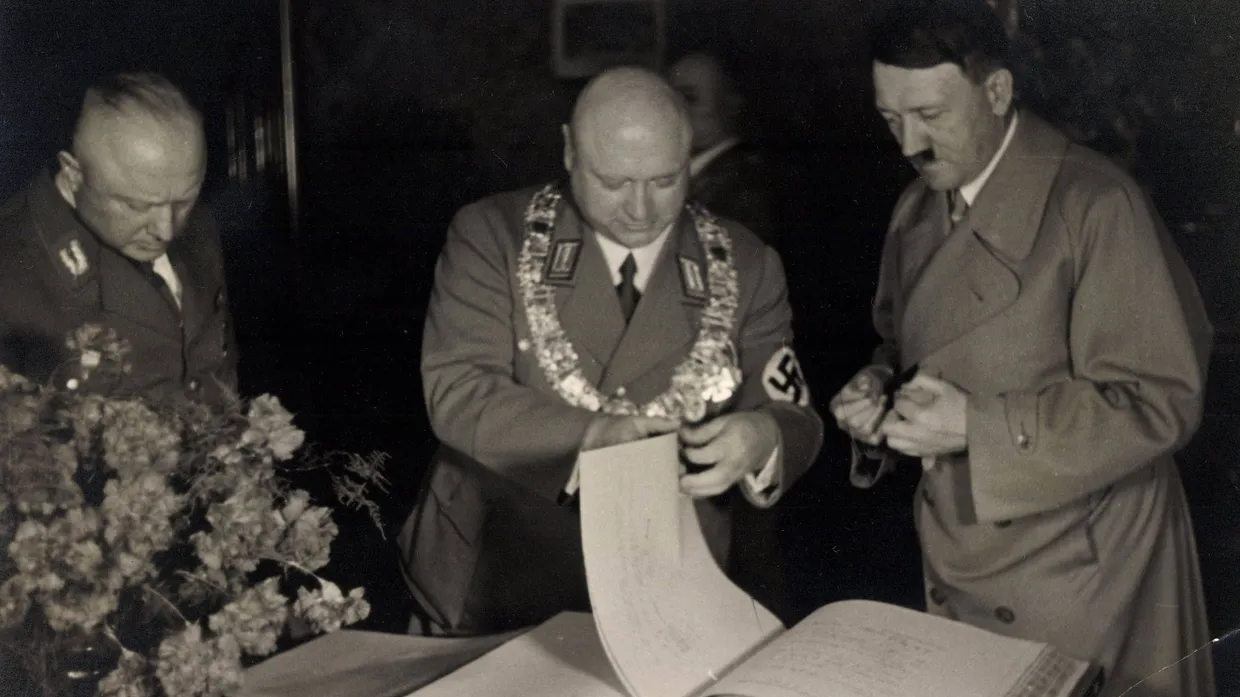 Kunsträuber: Oberbürgermeister Friedrich Krebs (links) und auch Adolf Hitler nutzten die Gelegenheit.