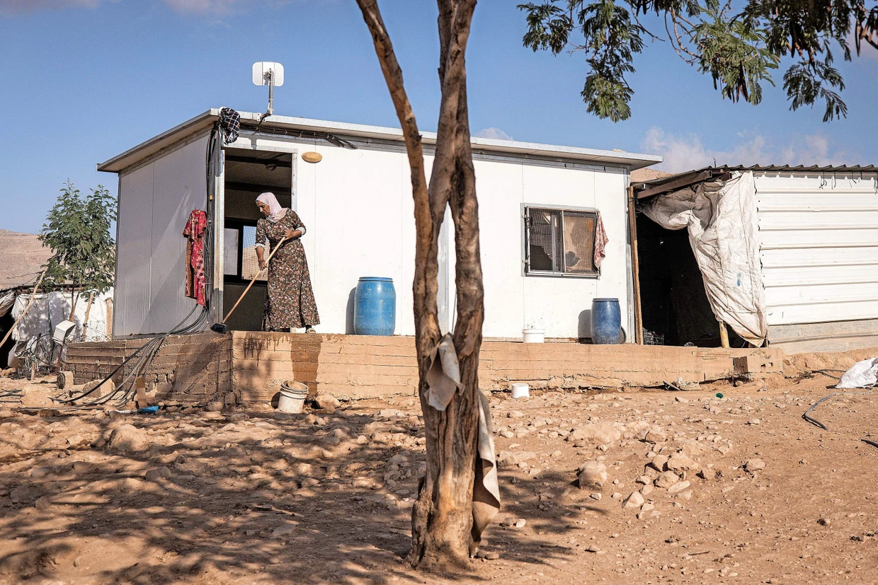 Sie wollen durchhalten: Eine Palästinenserin fegt in Ras Ain al-Audscha die Terrasse vor ihrem Haus.