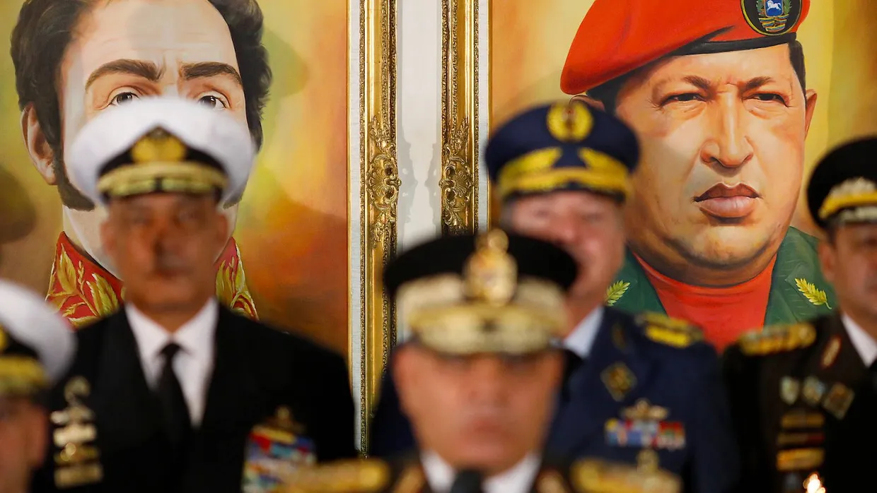 Die Porträts von Simón Bolívar und Hugo Chávez hängen an der Wand, während Venezuelas Verteidigungsminister Vladimir Padrino Lopez in Caracas am Donnerstag eine Pressekonferenz abhält