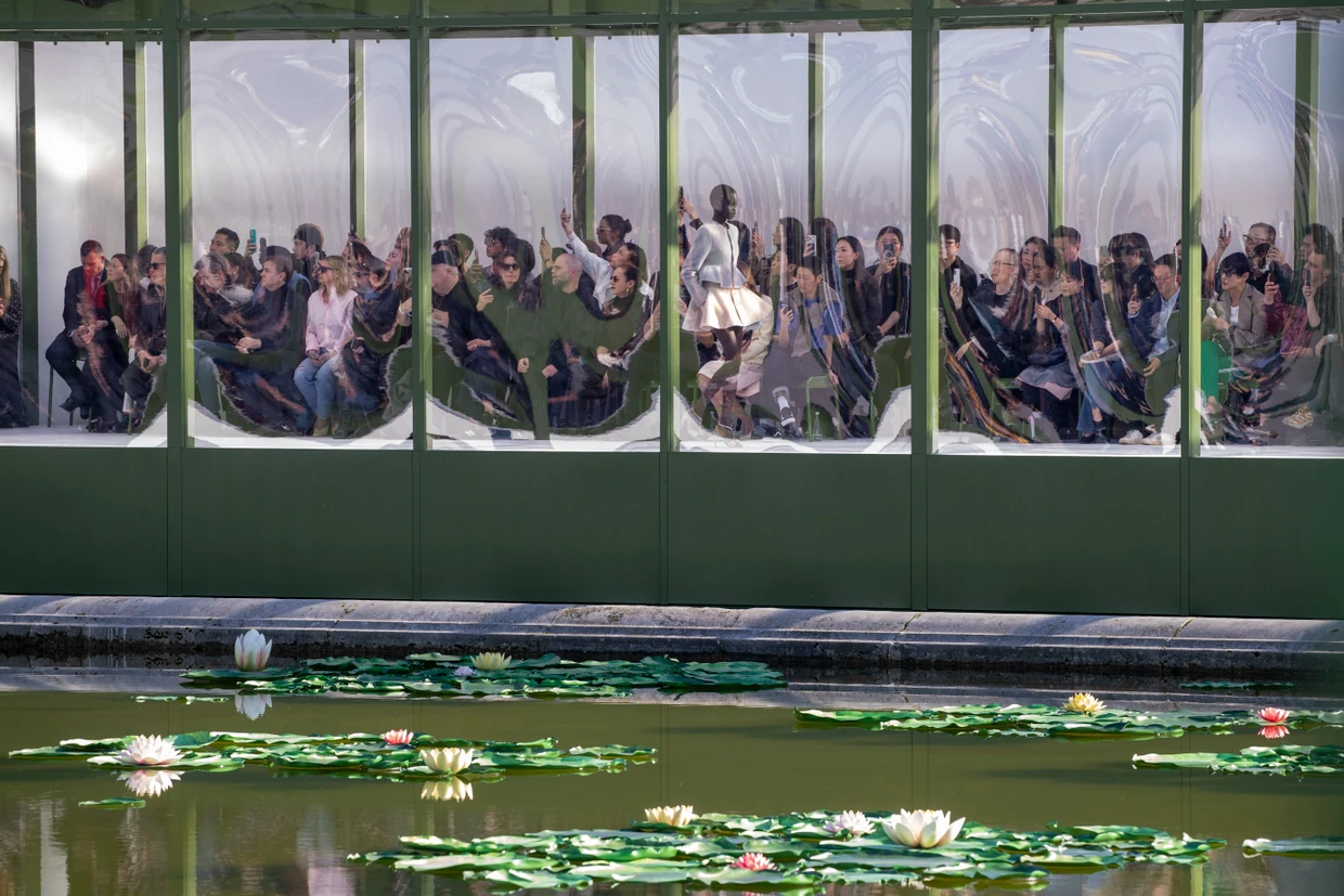 Die Show fand in Paris um einen speziell errichteten Seerosenteich im Jardin des Tuileries statt.