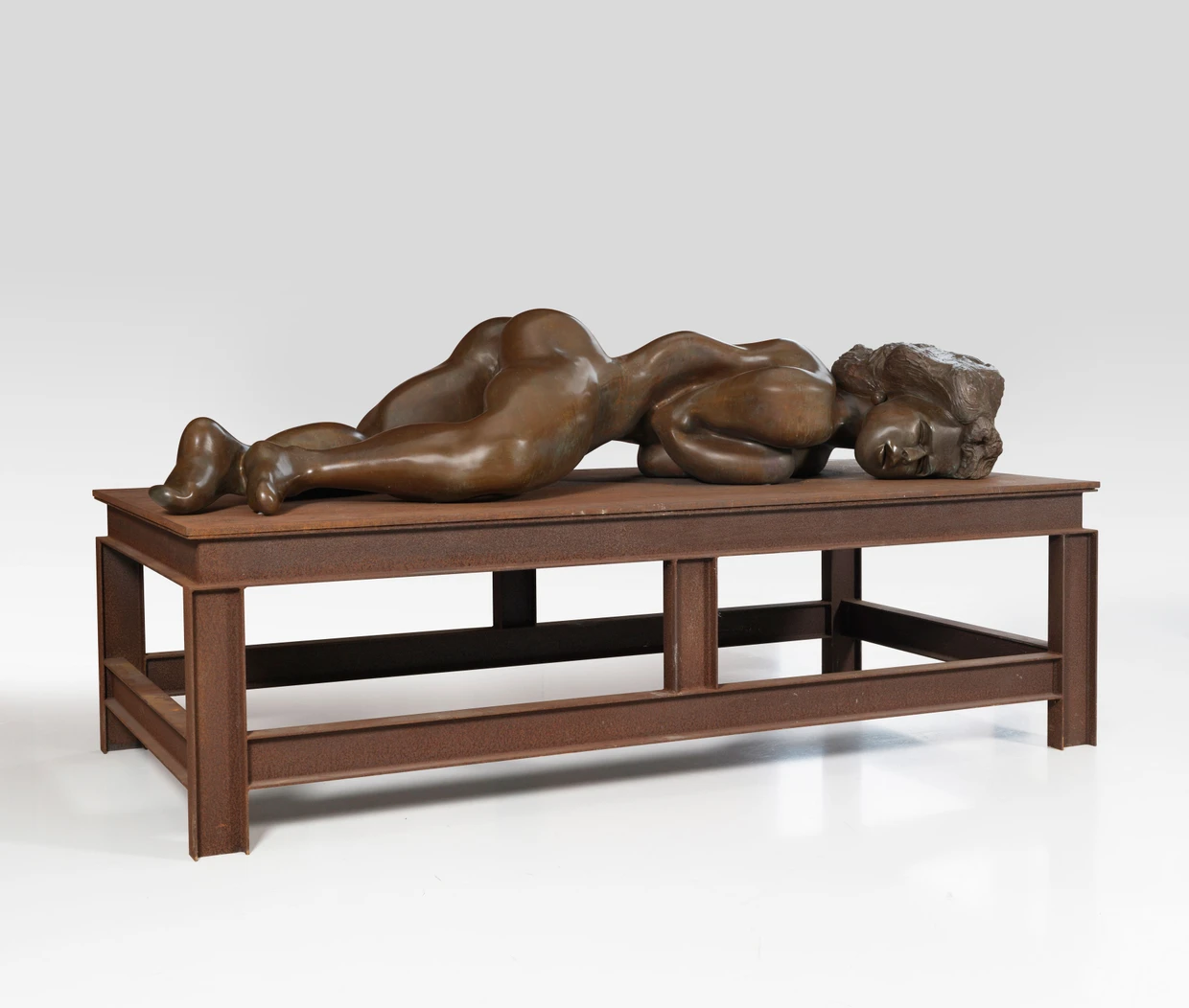 Auf dem achten Rang: Thomas Schütte, „Bronzefrau Nr. 12“, 2003, Bronze auf einem Stahltisch (Unikat), 130 mal 125 mal 251 Zentimeter; Zuschlag 1,2 Millionen Euro (Taxe eine Million) am 5. Dezember bei Ketterer in München