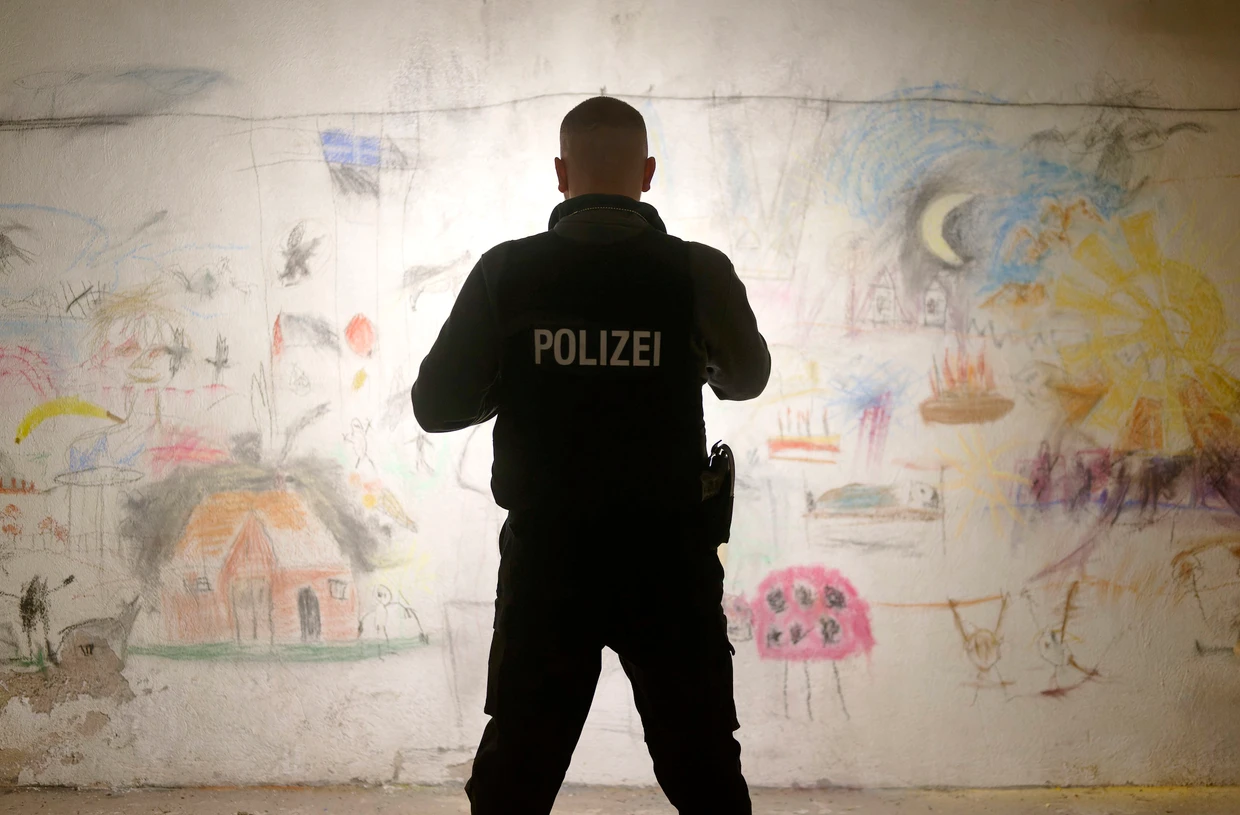 Im Einsatz: Hamza Kulina, gespielt von Edin Hasanovic, in einem Versteck der Sekte.