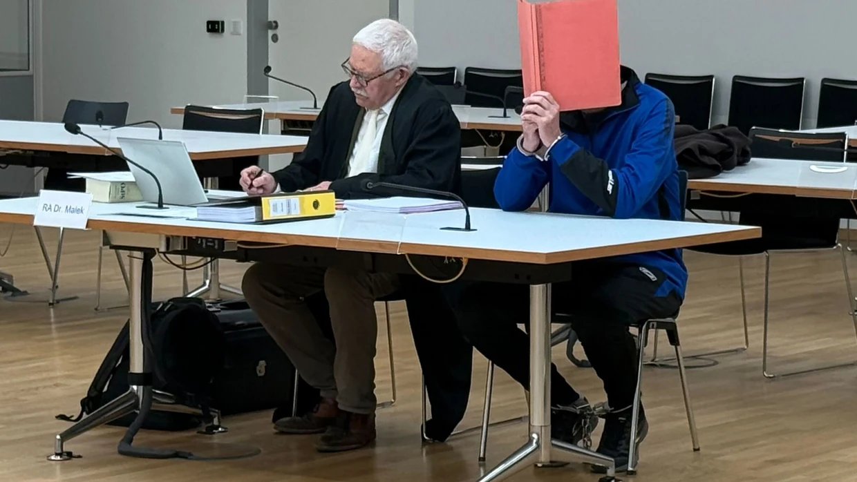 Im Saal des Landgerichts Freiburg: Der Angeklagte (rechts) im Prozess um eine getötete Achtjährige