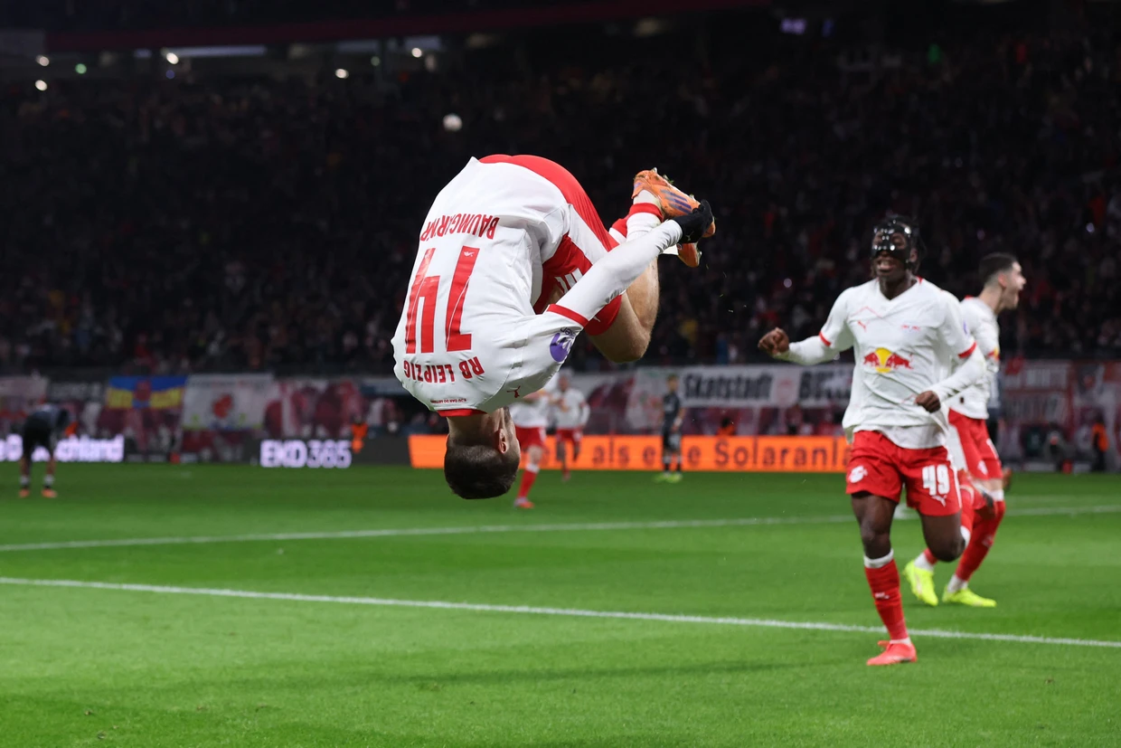 Christoph Baumgartner bejubelt seinen Treffer mit einem Salto.