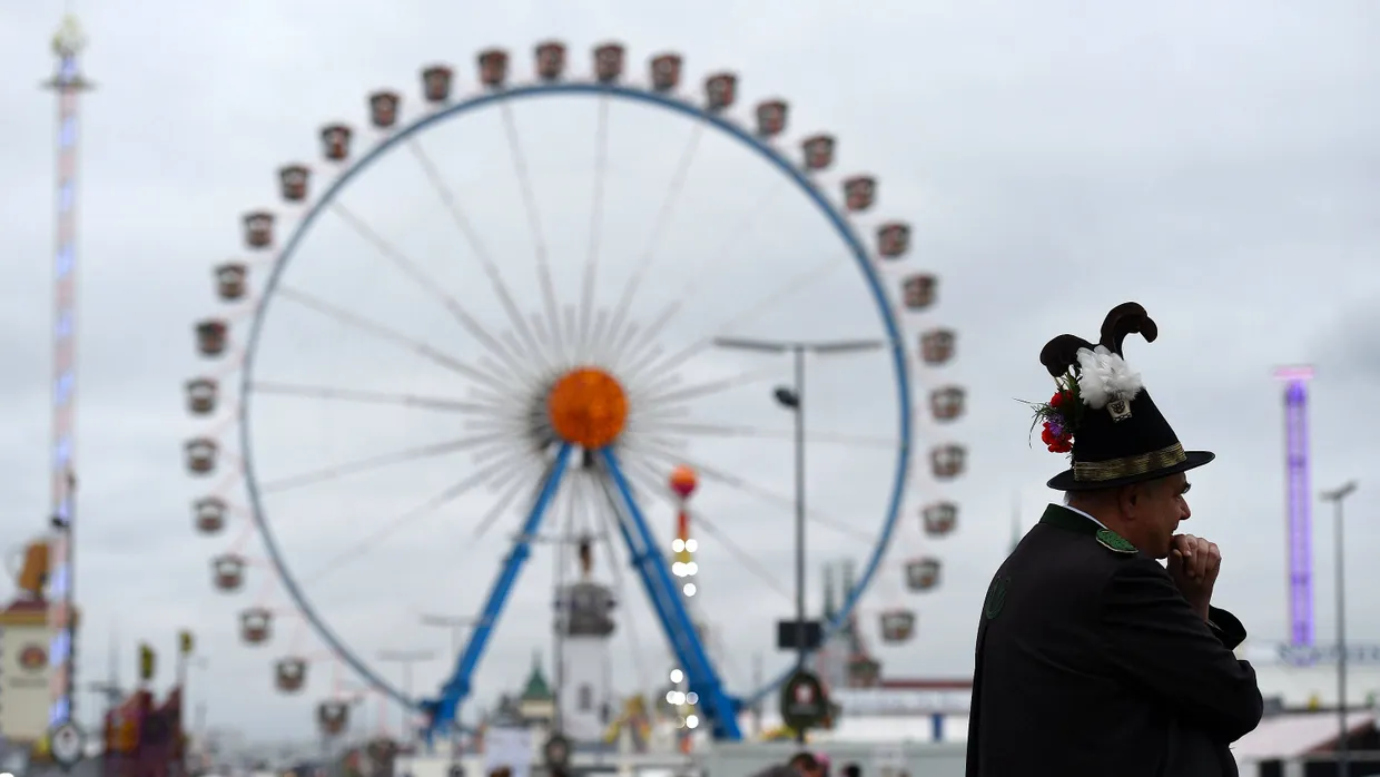 Blick auf das Riesenrad beim Oktoberfest: Stärkere Taschenkontrollen, um Sicherheit zu erhöhen.