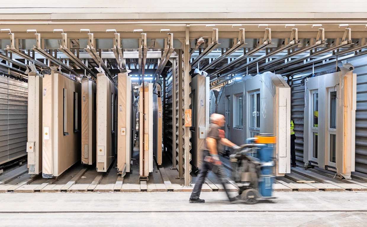 Lagerung: Wände warten auf den Abtransport.