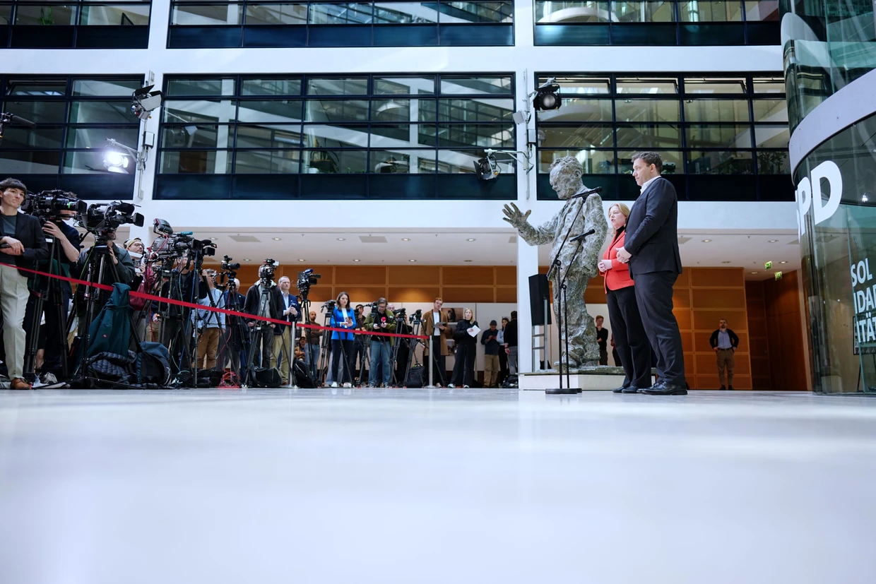 Zu Willy Brandts Zeiten war die SPD-Welt noch in Ordnung: Jetzt ziehen&nbsp; Bärbel Bas und Lars Klingbeil den SPD-Karren.