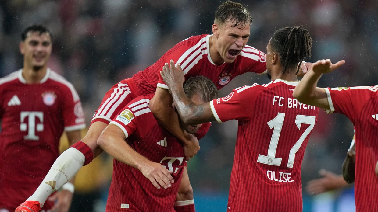Obenauf: Joshua Kimmich (oben) setzt sich mit dem FC Bayern direkt an die Spitze der Bundesligatabelle.