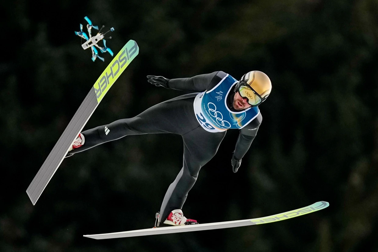 In der Verfolgung: Eine Drohne fliegt hinter Johannes Rydzek