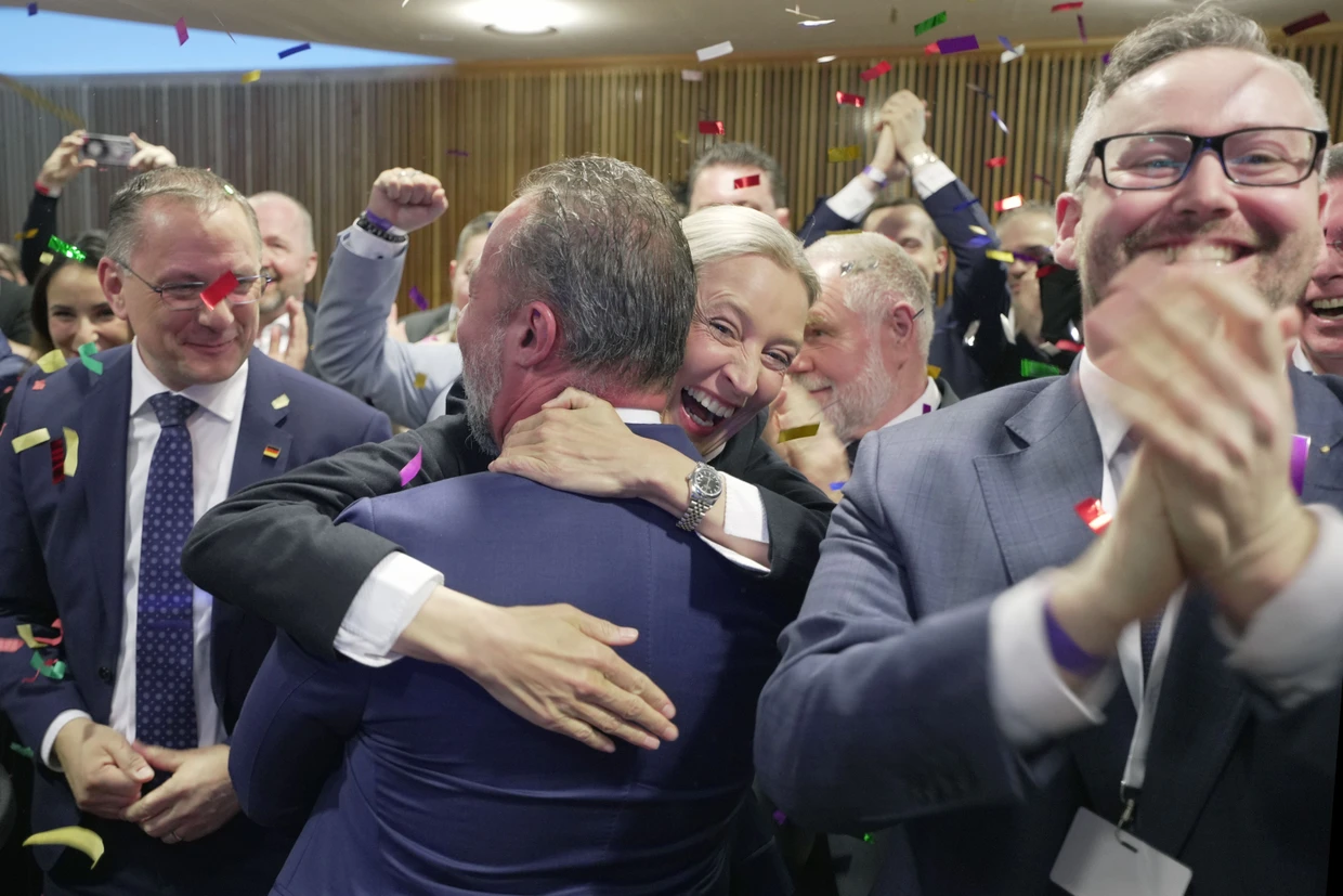 Große Zugewinne: Die AfD-Chefs Tino Chrupalla und Alice Weidel freuen sich mit Spitzenkandidat Jan Bollinger.