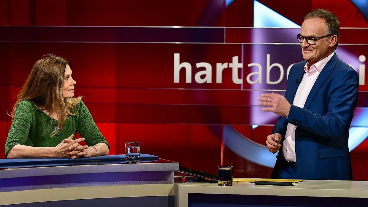 Frank Plasberg diskutierte in seiner Sendung „Hart aber fair“ am 15. April 2019 unter anderem mit Starköchin Sarah Wiener über Gütesiegel in der Tierhaltung.
