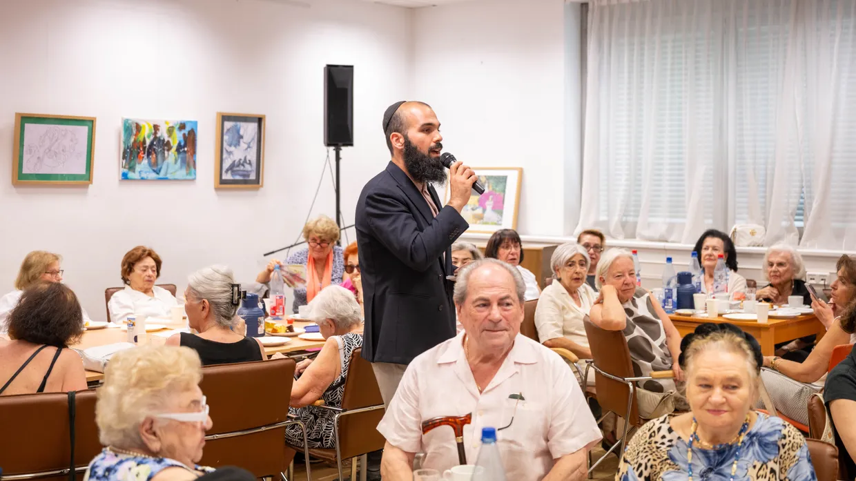 Zusammenkunft bei Kaffee und Kuchen: Menachem Guenoun, der Kantor der Jüdischen Gemeinde in Frankfurt, singt israelische Lieder.